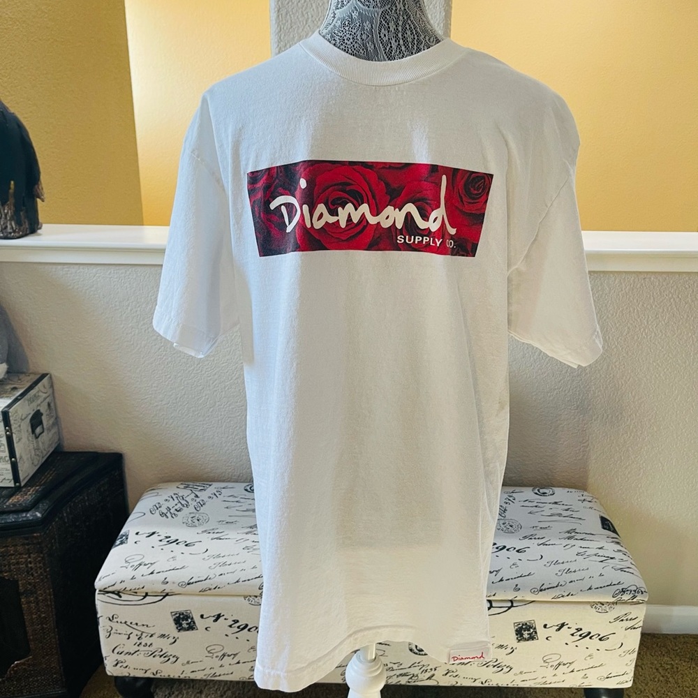 💎🌹Mens Diamond Supply Co. T-Shirt With Boxed Red Roses & Diamond Logo.